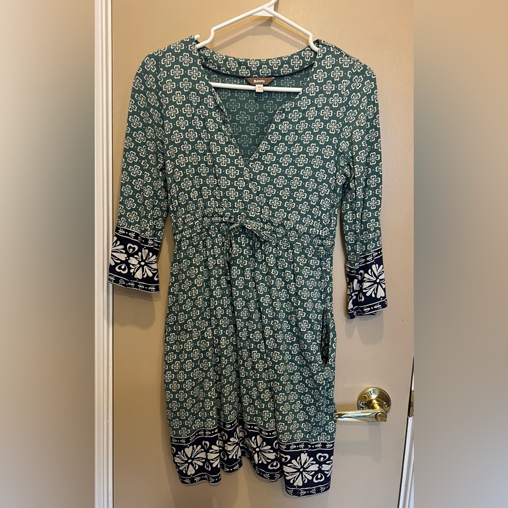 Roots brand spring/summer dress with pattern including pockets